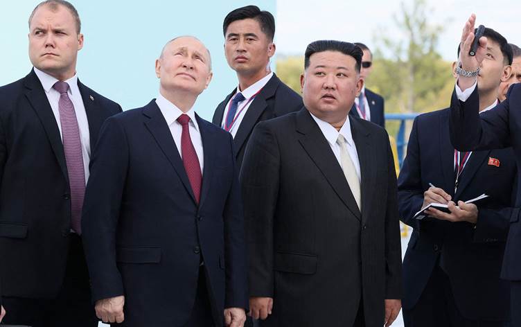 Kim Jong-un, Putin ile bir araya geldi.