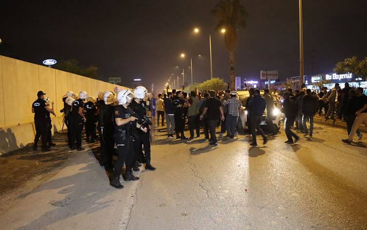 Adana’daki protestolarda 2 polis yaralandı