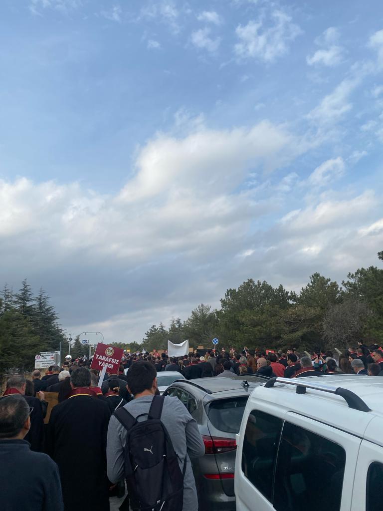 Ankara’da avukatlar ellerinde Anayasa kitapçığı ile Yargıtay’a yürüyor