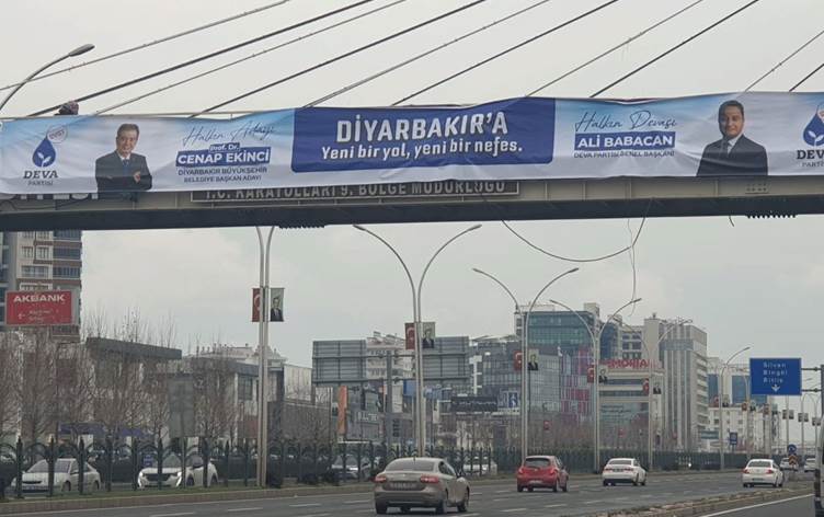 Diyarbakır’da DEVA Partisi’nin afişleri kaldırıldı