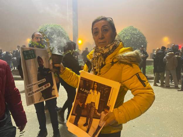 Hatay’da saat 4.17’de düzenlenen anmada, yetkililer kalabalık tarafından protesto edildi