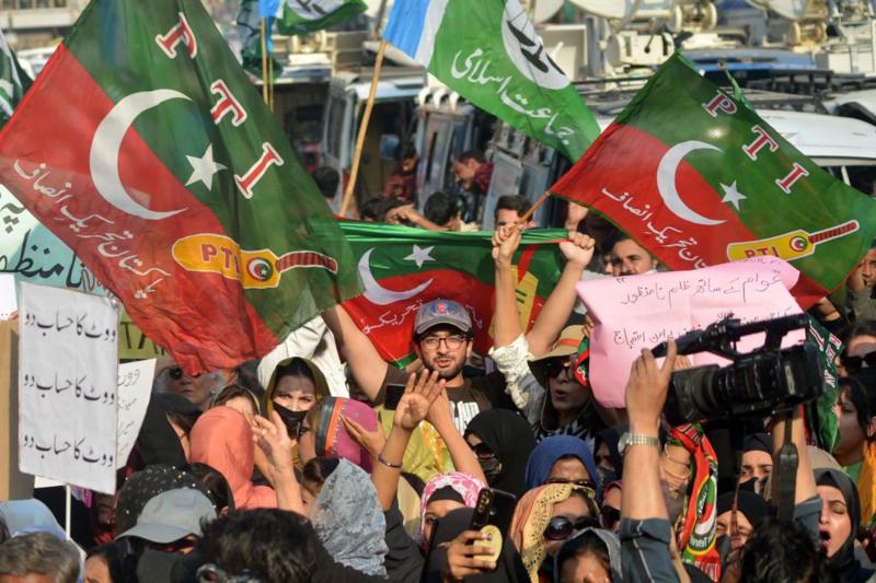 Pakistan seçimleri: İki eski başbakan zafer ilan etti, ordu birlik çağrısı yaptı
