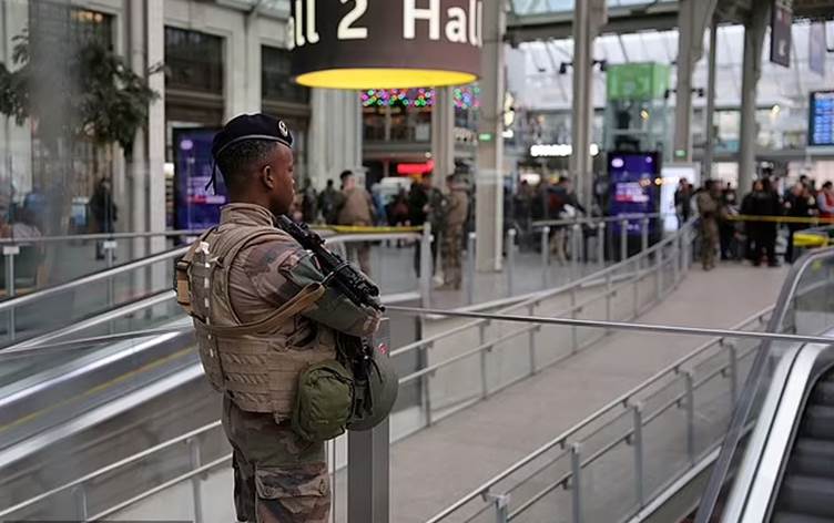 Paris’te tren istasyonunda bıçaklı saldırı!