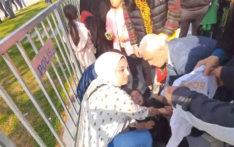 Polisin Amedspor forması ile Newroz alanına girmesine izin vermediği down sendromlu çocuk kriz geçirdi, hastaneye kaldırdıldı