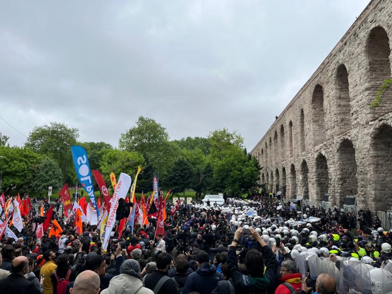 Saraçhane’de bir araya gelen kortejin Taksim’e yürüyüşü Bozdoğan Kemeri’nde müdahale edildi