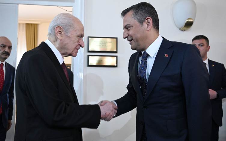 Özgür Özel, Bahçeli ile görüştü, oltu taşından tespih ve mesir macunu hediye etti