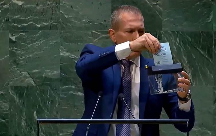 İsrail Temsilcisi’nden tepki: BM Şartı’nın bir kopyasını kağıt imha makinesinden geçirdi