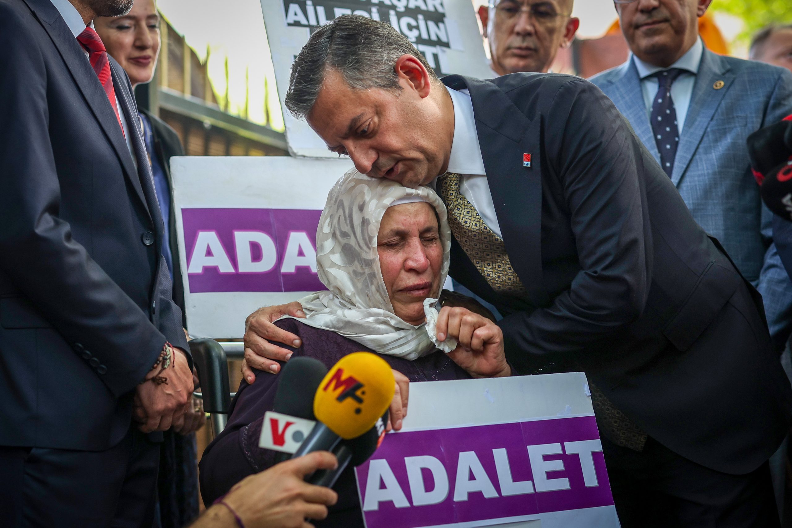 CHP Genel Başkanı Özel, Emine Şenyaşar’ı ziyaret etti