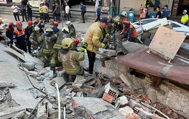 İstanbul-Küçükçekmece’de bina çöktü: Enkazda 7 yaralı çıkarıldı