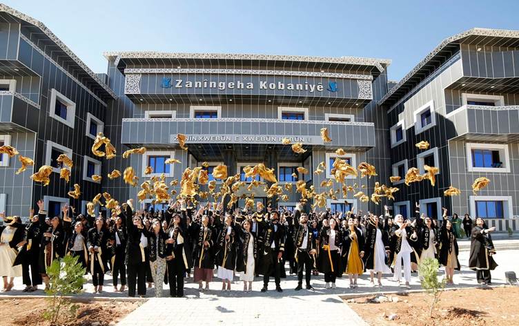 Kobani Üniversitesi’nde mezuniyet sevinci
