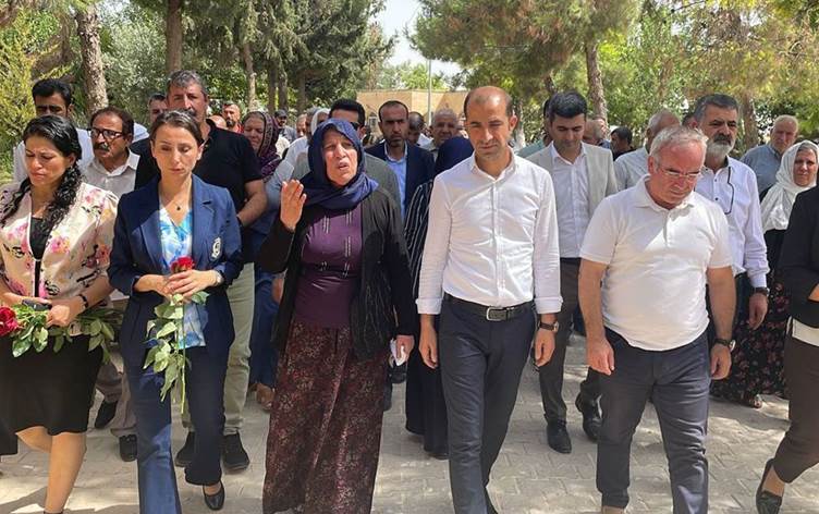 Katledilen Şenyaşar ailesi mezarları başında anıldı