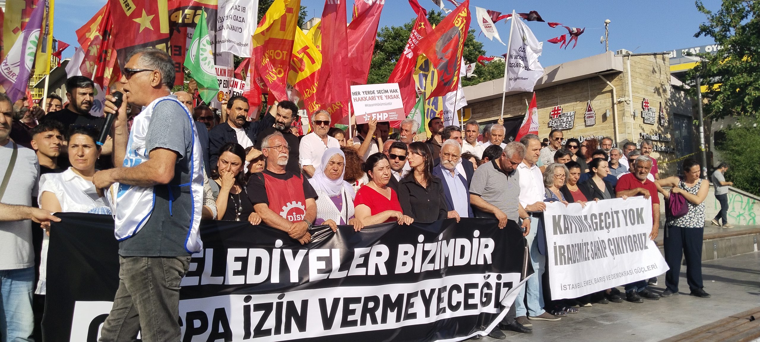 DEM Parti Eş Genel Başkanları: Hakkari’de, insanlar erken seçim talep ediyor