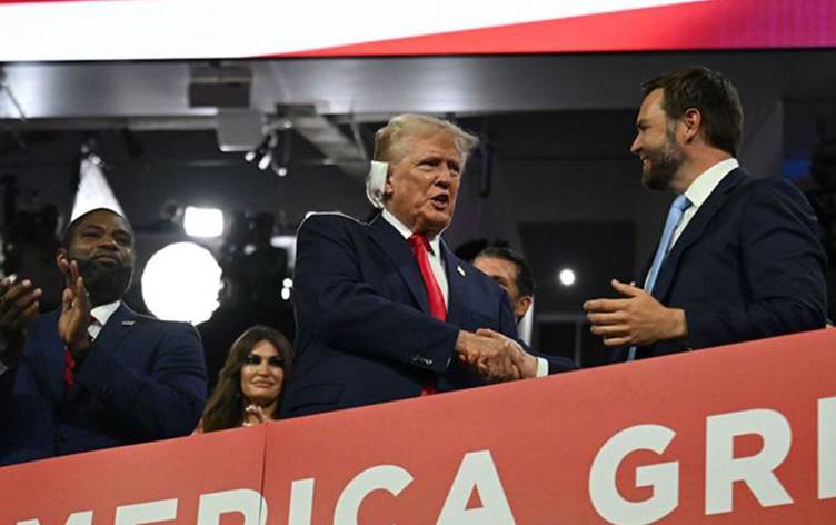 Saldırı sonrası Trump çıktığı ilk mitinge kahramanlar gibi karşılandı