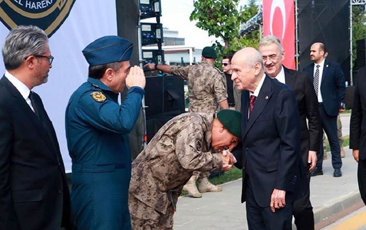 Bahçeli’nin elinin öpülmesi, ’ne oluyoruz?’ sorusunu sordurmuştur”