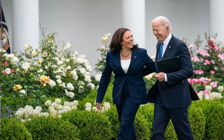 Biden, Kamala Harris’i işaret etti