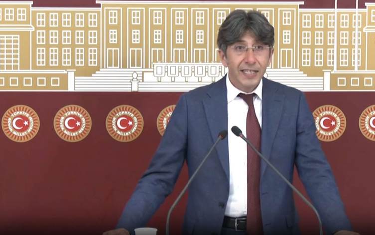 Ali Bozan’dan Yerlikaya’ya: Kürt gençlere ‘Ölürüm Türkiyem’ şarkısının dinletilmesi psikolojik işkencedir