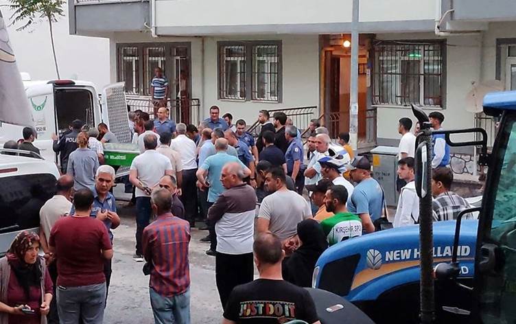 Polis memuru husumetlisini eşi ve çocukları önünde öldürdü
