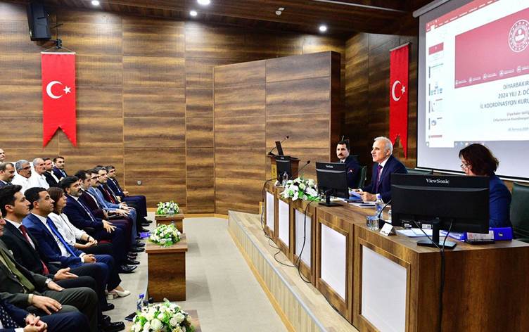 Diyarbakır’da bir ilk: Vali ve DEM Partili belediye eşbaşkanı bir arada!