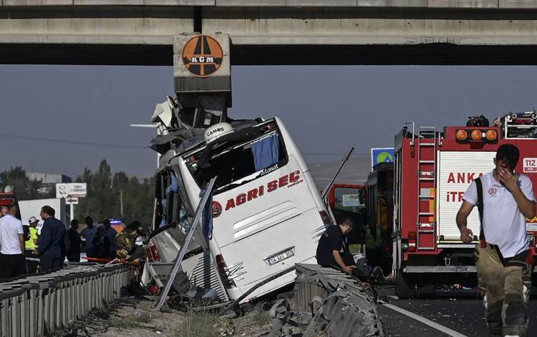 Ağrı otobüsü üst geçide çarptı: En az 9 ölü, 26 yaralı!