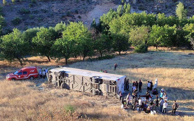 Yolcu otobüsü devrildi, çok sayıda yaralı var