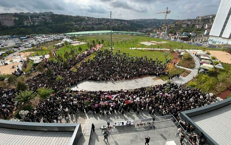 Canı tarafından öldürülen Ayşenur Halil’in okul arkadaşlarından protesto