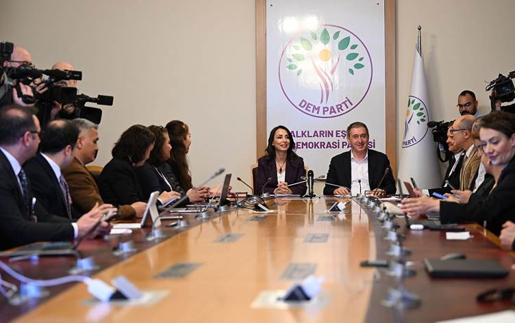 Tülay Hatimoğulları: Öcalan’ın silah bırakma çağrısı SDG’yi kapsamıyor