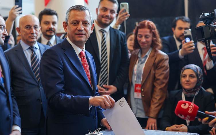 Özgür Özel yeniden Genel Başkan seçildi
