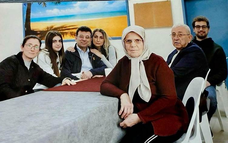 Cezaevinde bulunan İmamoğlu’dan ilk fotoğraf