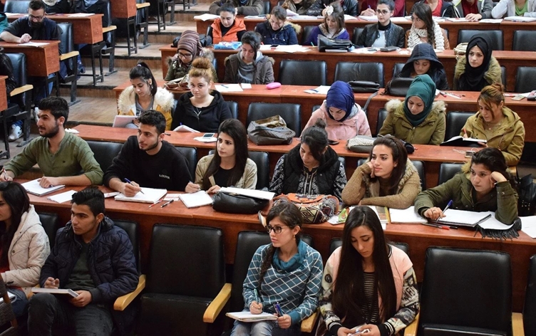 Suriye Eğitim Bakanlığı heyeti varılan anlaşma sonrasında Rojava’ya gitti: İlk sıvavlar yapılacak
