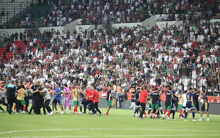 Amedspor-Erzurumspor maçı olaylı bitti: Taraftara bozkurt işareti yapıldı, Hakeme sert tepki, sahada kavga yaşandı