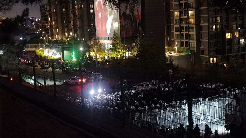 CHP çağrı yaptı, vatandaşlar İstanbul İl Başkanlığı’na akın etti: Barikatlar aşıldı, bina ve çevresi polis çemberinde!