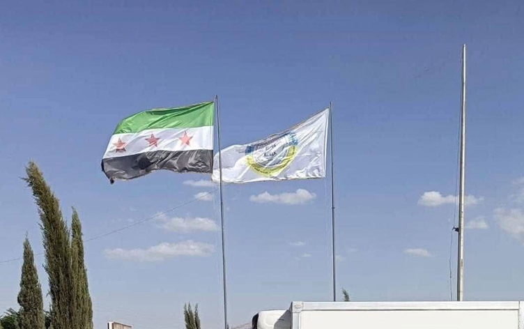 Özerk Yönetim: Sınır kapısına Suriye ve Özerk Yönetim bayrağını astı, Şam memnun kalmadı