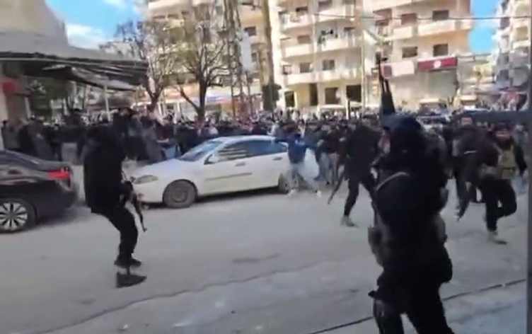 Suriye sahilinde onbinlerce Alevi ‘federalizm’ talebiyle birçok şehirde gösteri başlattı